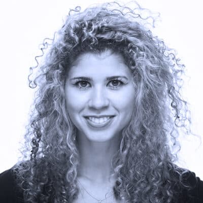 Porträtfoto von Julia Robinson, AGILean Coach und Trainerin, mit lockigem Haar