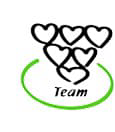 Stilisierte Gruppe verbundener Herzen in einem grünen Kreis mit der Aufschrift Team